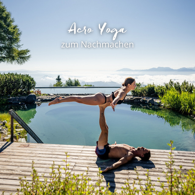 Gemeinsam in Bewegung. Martin und Danica zeigen einfache Acro Yoga Übungen, die ihr ganz leicht zu zweit ausprobieren könnt – auch zuhause.