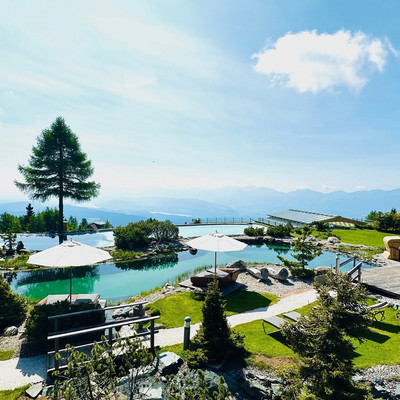 Was für ein Traumtag! Die Sommersaison feiert ihren Auftakt auf magische Weise: Die Sonne wärmt Herz und Haut, die Pools dampfen in der Almluft, und die Terrassengärten stehen in voller Blüte.