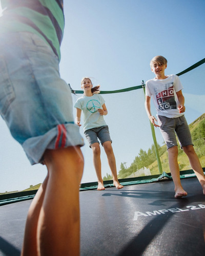Erlebnisse, die verbinden. Erinnerungen, die bleiben. Ein Familienurlaub am Feuerberg ist mehr als nur ein Ortswechsel. Es ist gemeinsame Zeit inmitten von Natur, Leichtigkeit und Abenteuern.