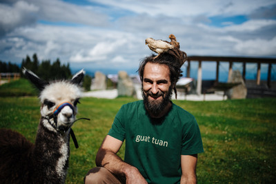 Almluft in der Nase, flauschige Begegnungen ganz nah Wenn Kinder fröhlich lachen, Ziegen um die Wette springen und Alpakas geduldig ihre Köpfe neigen, ist Sommer auf der Gerlitzen.
