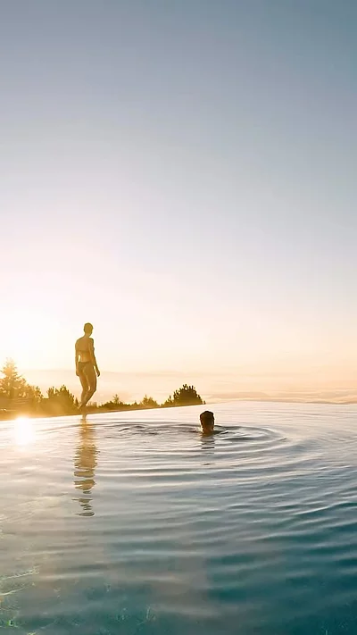 Herbstzeit ist Wellnesszeit. Wenn das Licht weicher wird, die Luft klarer und die Tage langsam ruhiger werden, beginnt die vielleicht schönste Zeit, um sich einfach treiben zu lassen. Warmes Wasser.