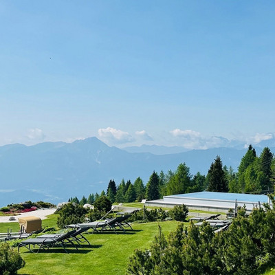 Was für ein Traumtag! Die Sommersaison feiert ihren Auftakt auf magische Weise: Die Sonne wärmt Herz und Haut, die Pools dampfen in der Almluft, und die Terrassengärten stehen in voller Blüte.