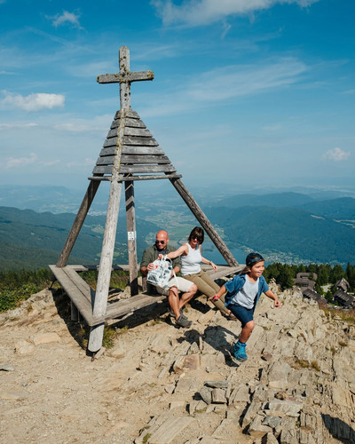Erlebnisse, die verbinden. Erinnerungen, die bleiben. Ein Familienurlaub am Feuerberg ist mehr als nur ein Ortswechsel. Es ist gemeinsame Zeit inmitten von Natur, Leichtigkeit und Abenteuern.