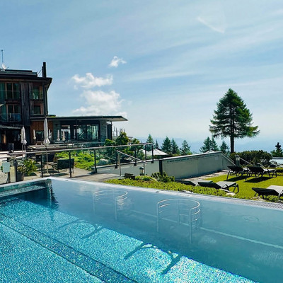 Was für ein Traumtag! Die Sommersaison feiert ihren Auftakt auf magische Weise: Die Sonne wärmt Herz und Haut, die Pools dampfen in der Almluft, und die Terrassengärten stehen in voller Blüte.