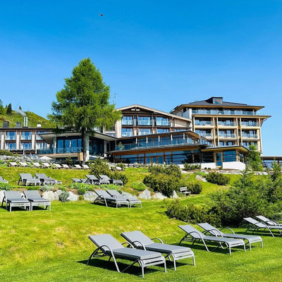 Was für ein Traumtag! Die Sommersaison feiert ihren Auftakt auf magische Weise: Die Sonne wärmt Herz und Haut, die Pools dampfen in der Almluft, und die Terrassengärten stehen in voller Blüte.