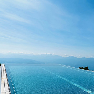Was für ein Traumtag! Die Sommersaison feiert ihren Auftakt auf magische Weise: Die Sonne wärmt Herz und Haut, die Pools dampfen in der Almluft, und die Terrassengärten stehen in voller Blüte.